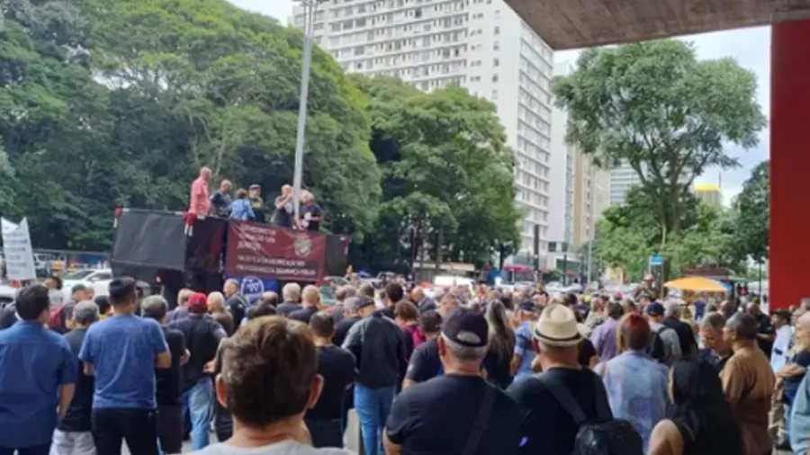 Sindicatos de Policiais Civis e Penais de SP Realizam Protesto Contra Falta de Aumento: 'Fora Tarcísio' em Foco