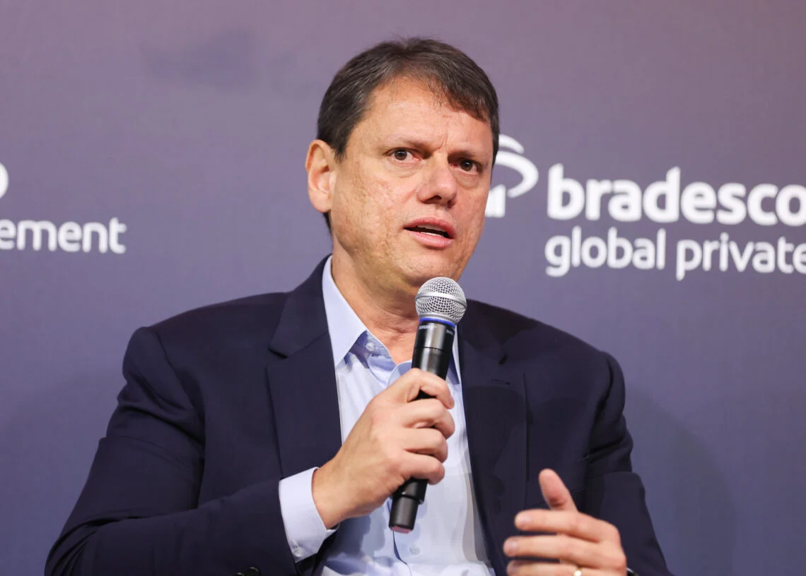 Tarcísio Ausente em Protesto da Direita em SP: Viagem à Alemanha e Presença de Zema e Caiado Destacam Divergências Políticas