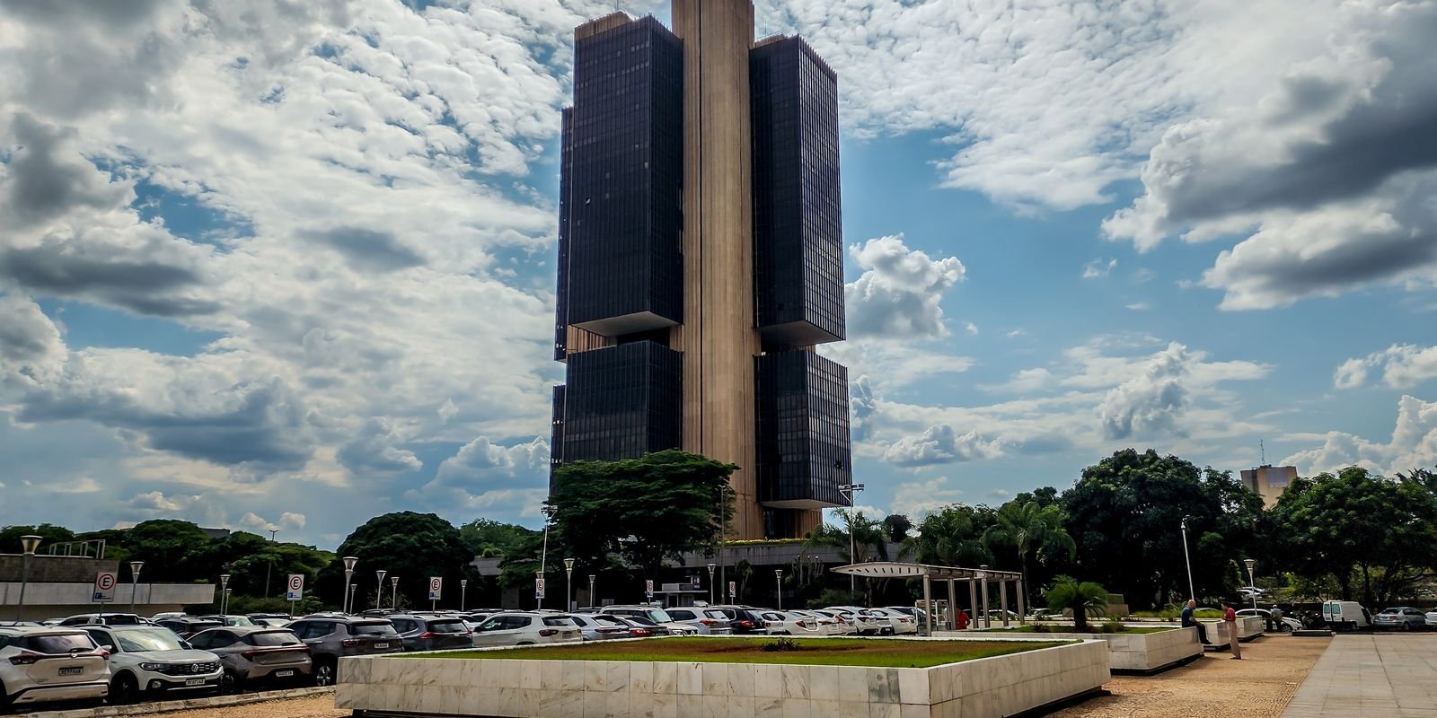 Taxas de Juros Aumentam em Janeiro: Impactos Diretos nas Finanças de Famílias e Empresas, Revela Banco Central