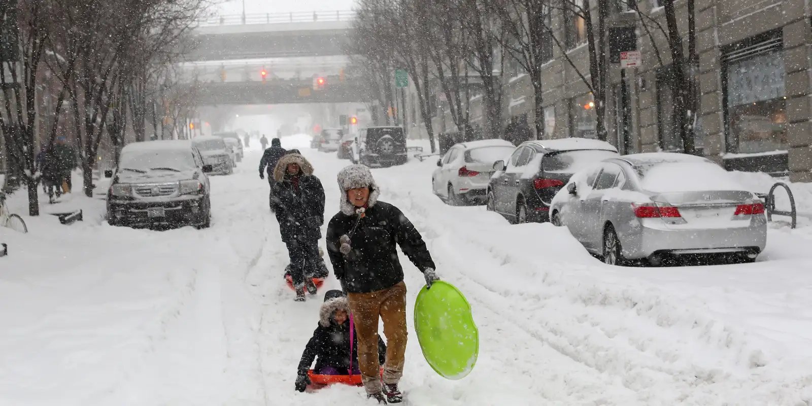 Tempestade de Inverno Impacta Nordeste dos EUA: Escolas Fechadas e Alerta de Segurança em Alta