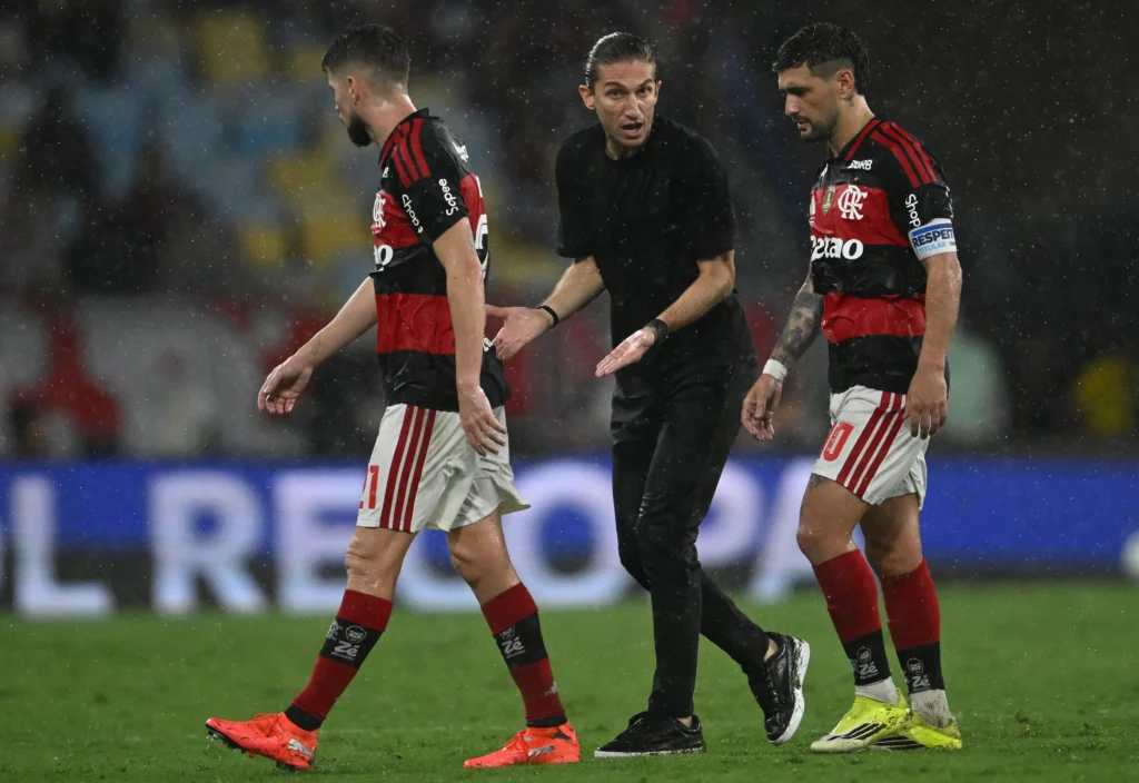 Torcida do Flamengo Expressa Revolta com Filipe Luís Após Derrota na Recopa: Assista ao Vídeo da Reação