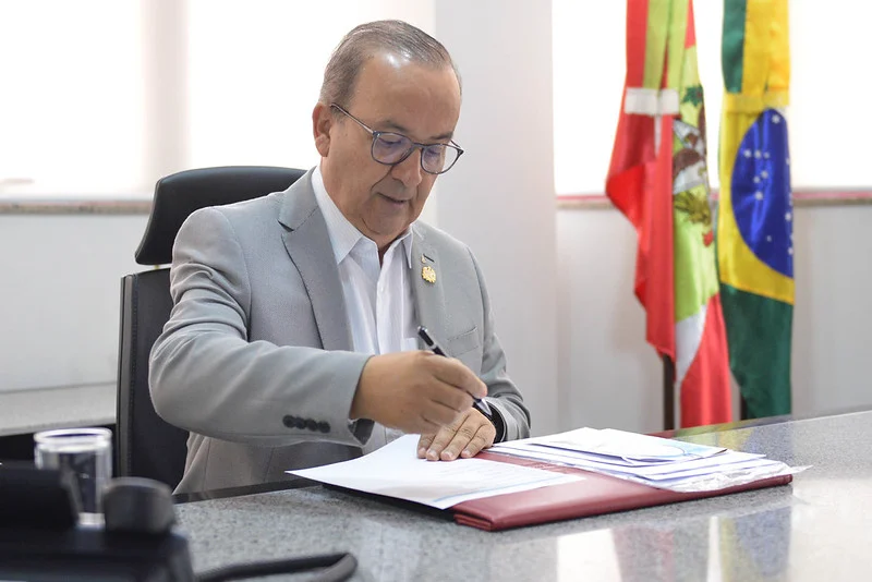 Tribunal de Justiça de SC Confirma Suspensão de Lei Anticotas Aprovada por Jorginho Mello