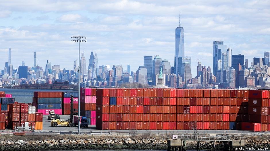 União Europeia Retarda Acordo Comercial com EUA em Resposta às Novas Tarifas Globais de Trump