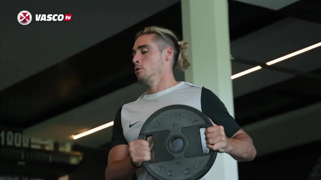 Vasco-AC Revela Treinos do Goleiro Bruno: Imagens Exclusivas Mostram Retorno do Craque aos Gramados