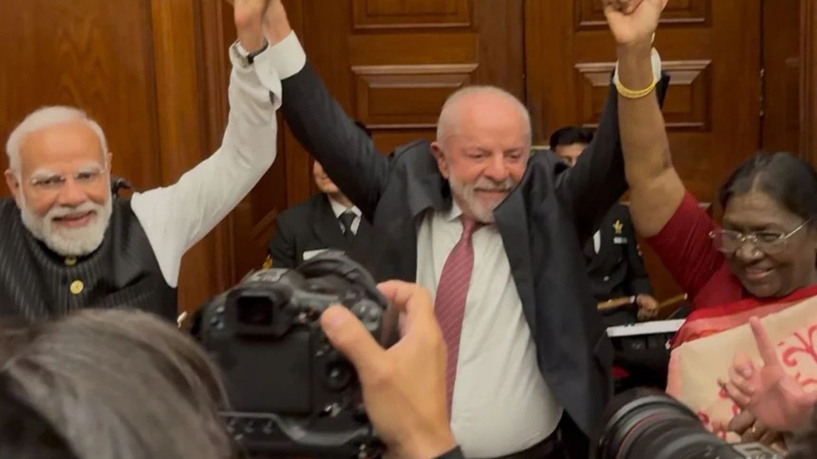 Zeca Pagodinho e Sabores Indianos: Primeira-Dama do Brasil Recebe Ofertas Culturais do Primeiro-Ministro