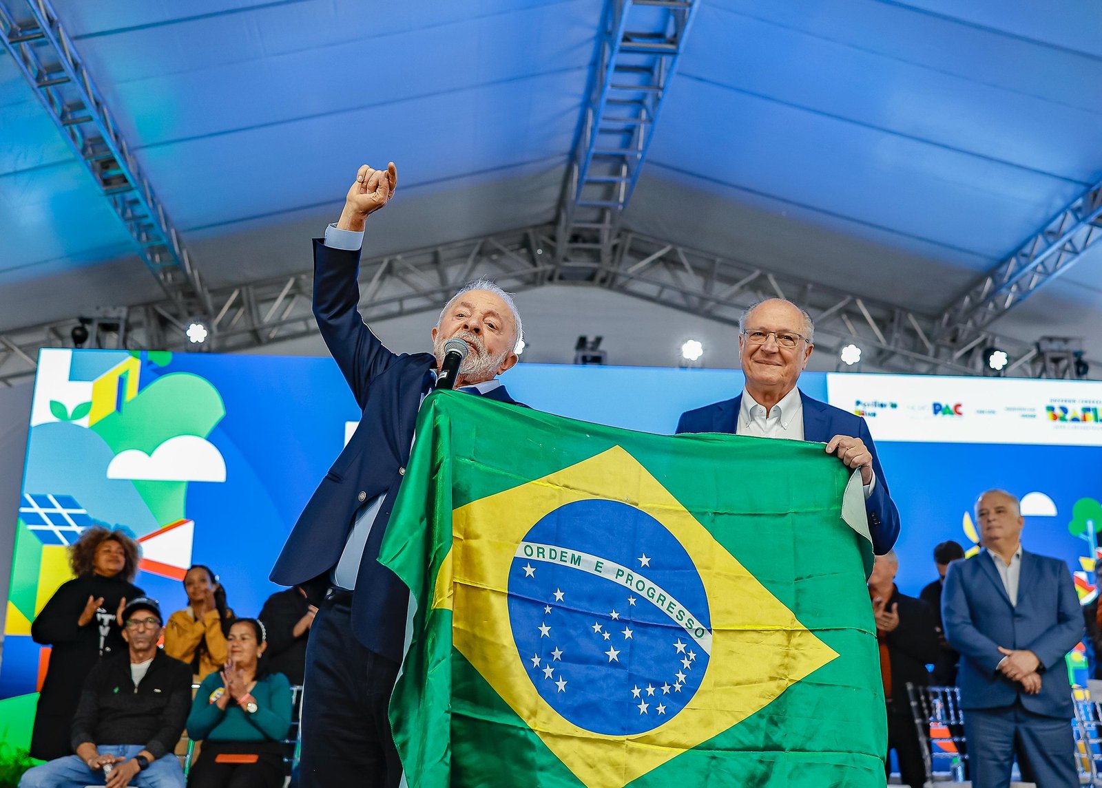 O presidente Lula e o seu vice, Geraldo Alckmin, durante evento de anúncios de investimentos em urbanização de favelas