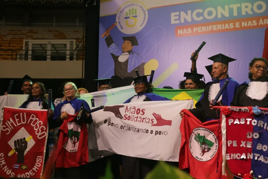 Educandos celebram, em Pernambuco, a formatura da Jornada de Alfabetização de Jovens e Adultos