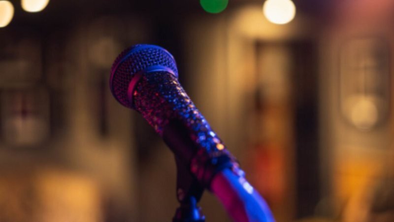 Após Seis Anos de Casamento, Cantor Renomado Inicia Novo Romance e Agita a Mídia