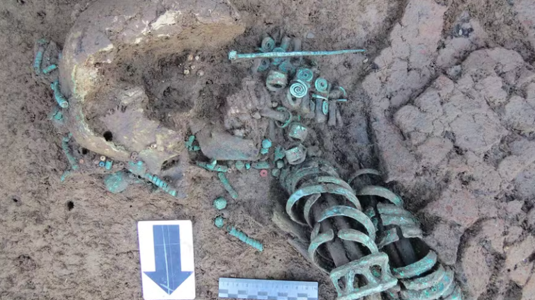 Arqueólogos descobrem tumba de 3 mil anos com joias impressionantes