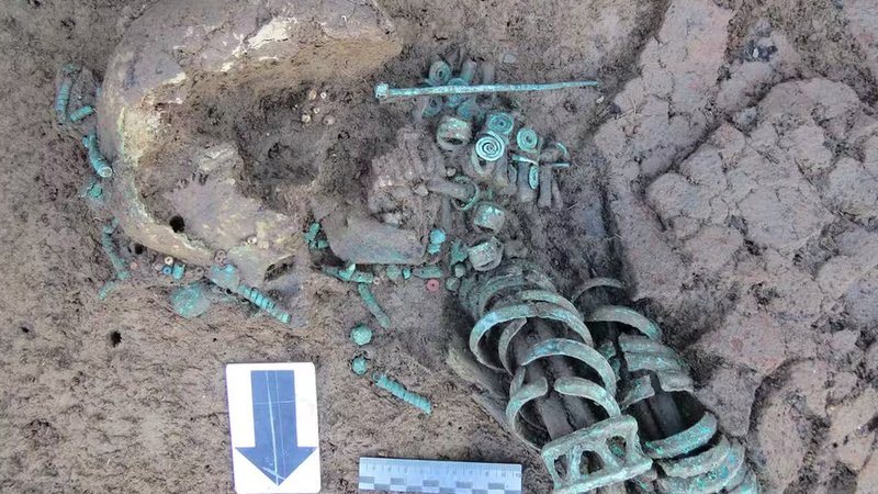 Arqueólogos descobrem tumba de 3 mil anos com joias impressionantes