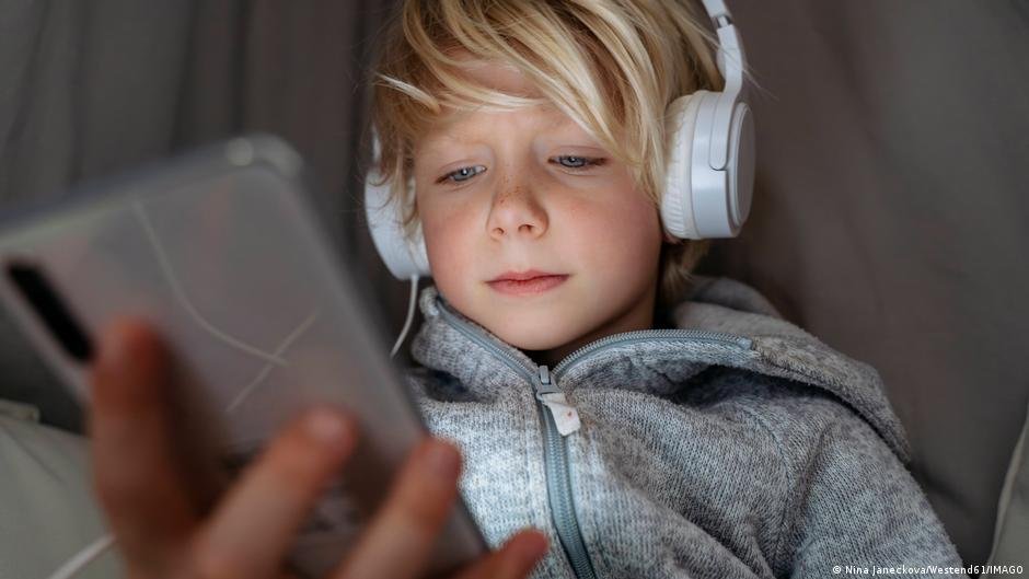 Áustria Propõe Proibição de Redes Sociais para Menores de 14 Anos: Medida Visa Proteger Jovens da Exposição Digital Excessiva