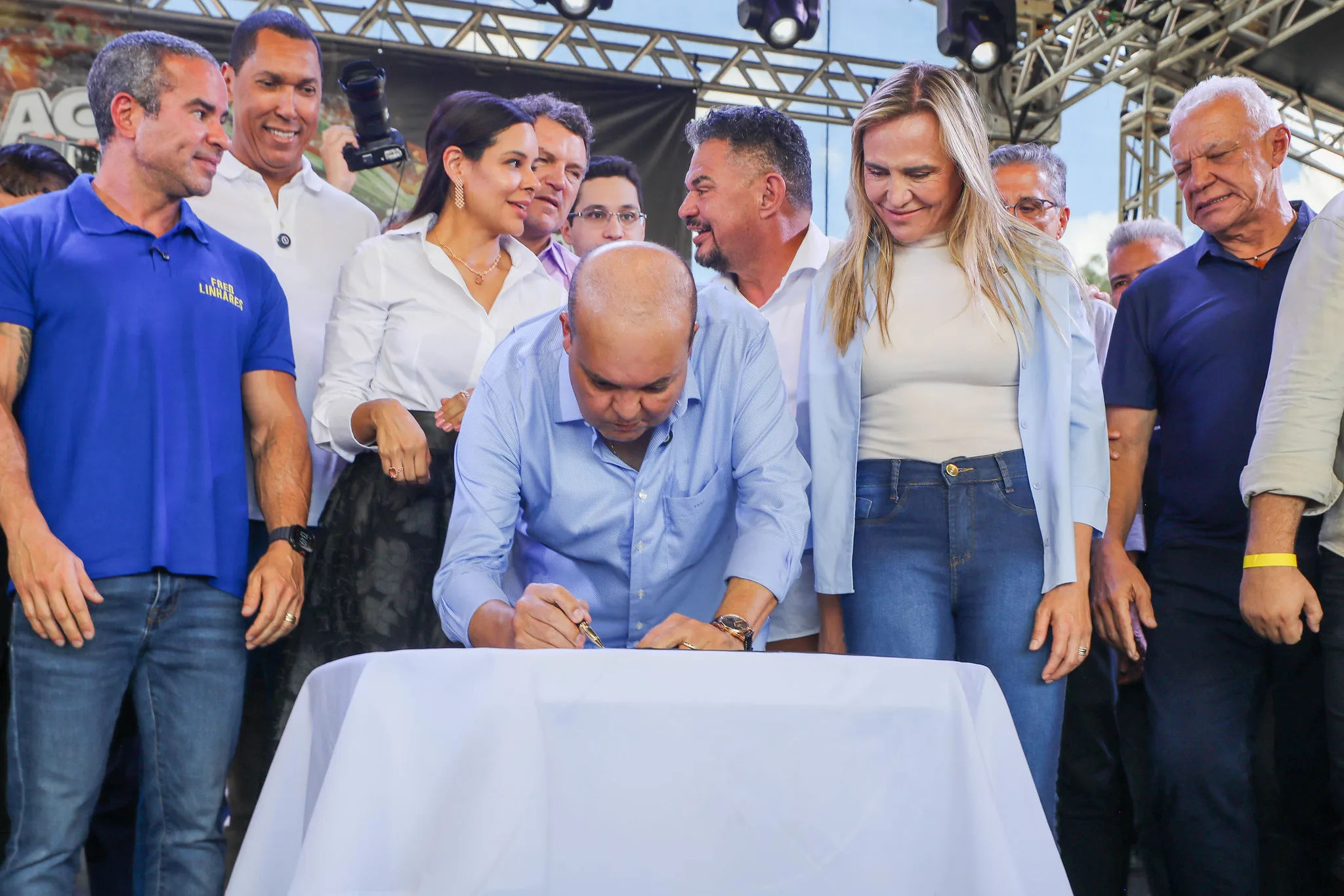 O governador Ibaneis Rocha assinou, neste sábado (28), o ato de renúncia do governo do DF