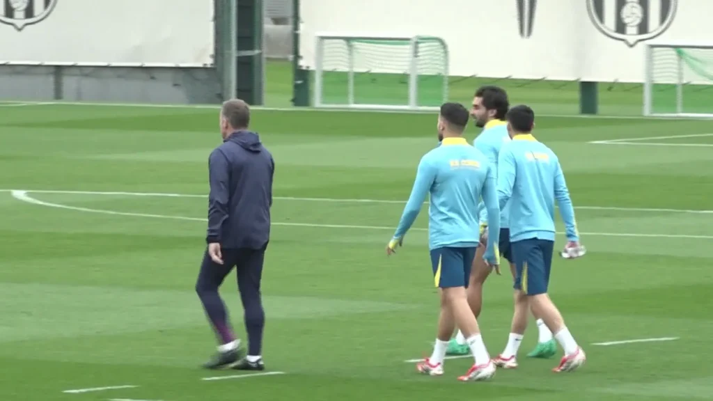 Barcelona e Atlético de Madrid se Preparam para Confronto Decisivo: Raphinha Brilha Sob Comando de Hansi Flick no Último Treino