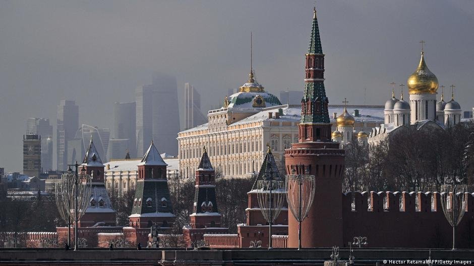 Blogueiro Denuncia Abusos de Putin e Enfrenta Internação em Manicômio: Um Alerta sobre Liberdade de Expressão