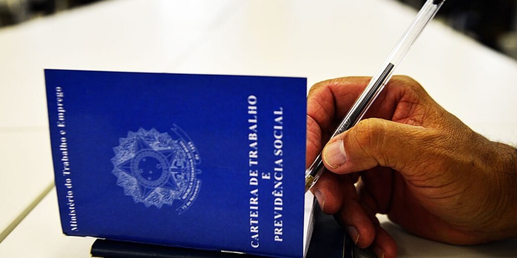 Brasil Alcança Marco Histórico com 66,8% dos Trabalhadores Integrados à Previdência Social