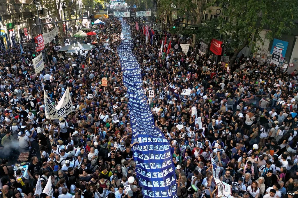 Cinco Décadas Após o Golpe: Argentinos Se Mobilizam por Memória, Verdade e Justiça