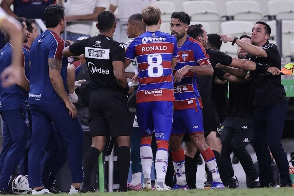 Conflito entre Carpini e Barros marca jogo Fortaleza x Cuiabá