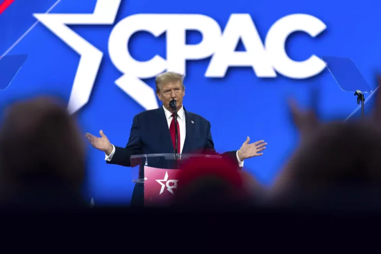 Conservadores nos EUA Condenam Prisão de Bolsonaro e Rejeição a Conselheiro de Trump em Evento Marcante