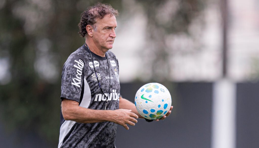 Cuca Inicia Desafio no Santos: Foco na Reestruturação da Defesa para Fortalecer o Time