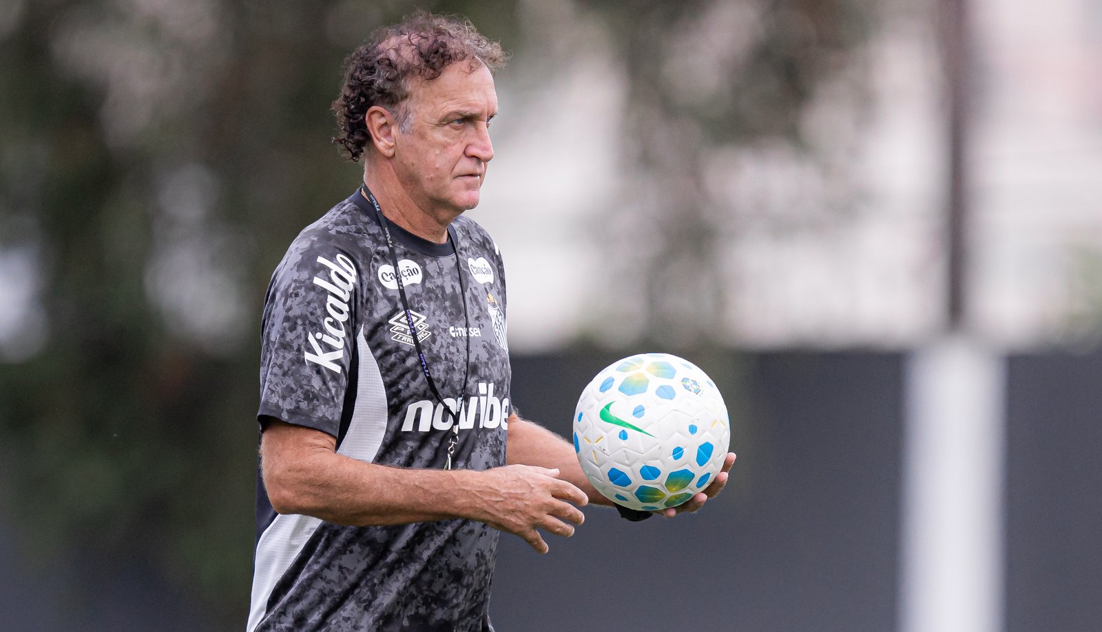 Cuca Inicia Desafio no Santos: Foco na Reestruturação da Defesa para Fortalecer o Time