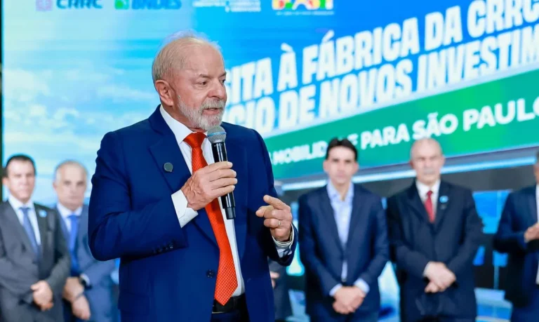 Pedro Peduzzi - Repórter da Agência Brasil Publicado em 25/03/2026 - 16:32 Brasília Araraquara (SP), 25/03/2026 - Presidente da República, Luiz Inácio Lula da Silva, durante visita às instalações da nova fábrica da CRRC. Foto: Ricardo Stuckert/PR© Ricardo Stuckert/PR Versão em áudio