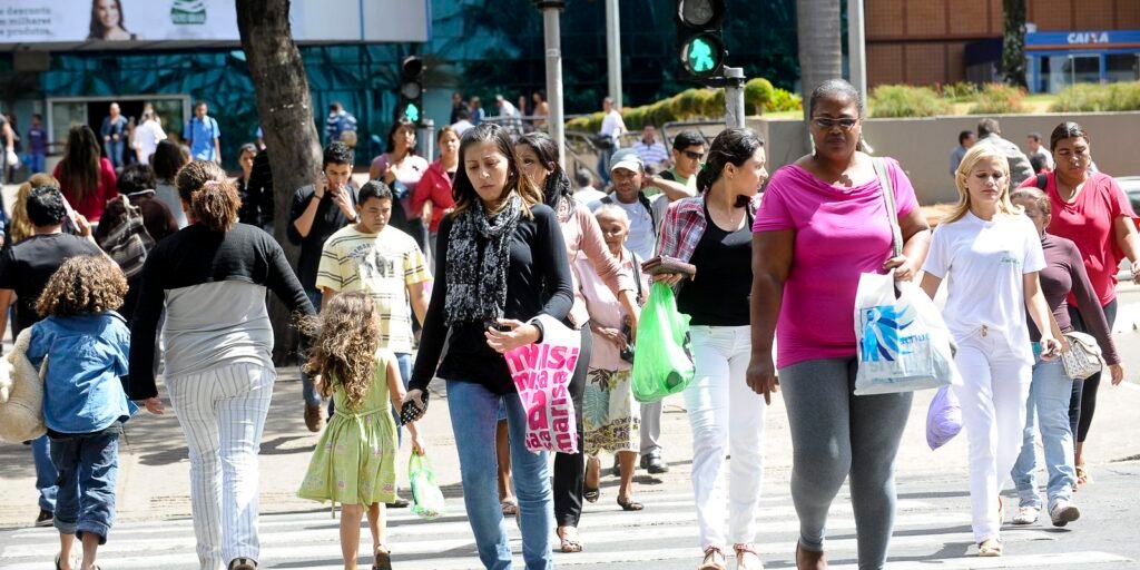 Desemprego Atinge 5,8% em Fevereiro: Menor Nível do Trimestre Apesar da Alta