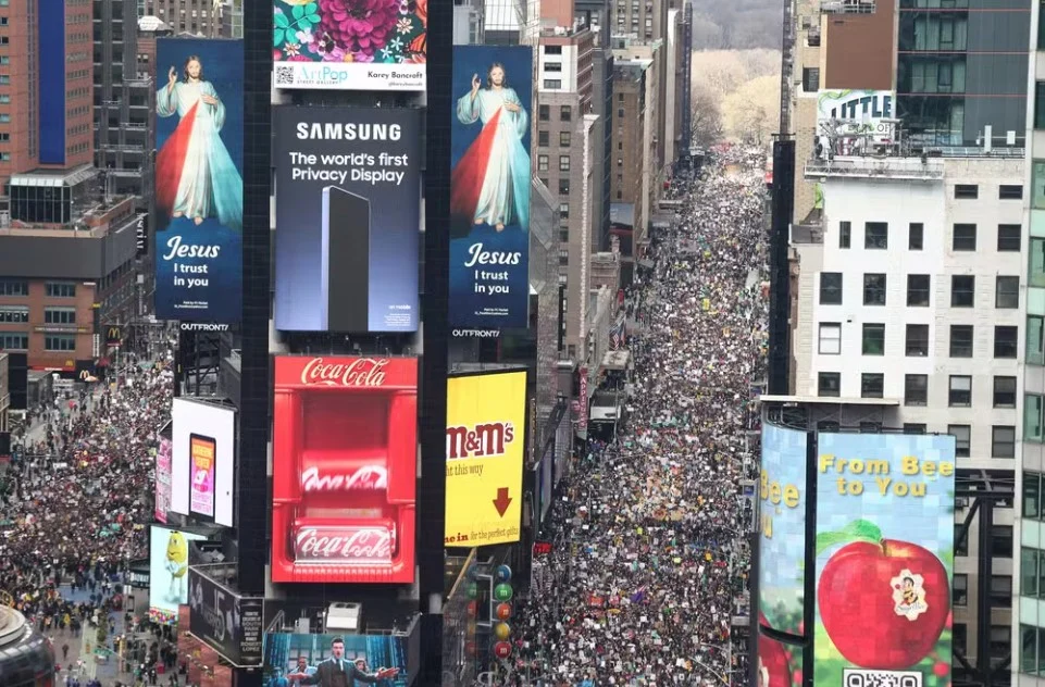 EUA Enfrentam Ondas de Protestos em Massa Contra as Políticas de Donald Trump
