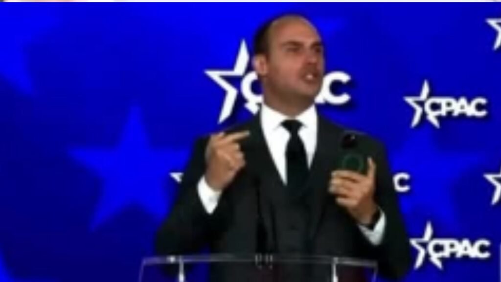 Eduardo Bolsonaro Desafia Veto do STF e Faz Apelo Emocional a Jair Bolsonaro Durante Evento nos EUA