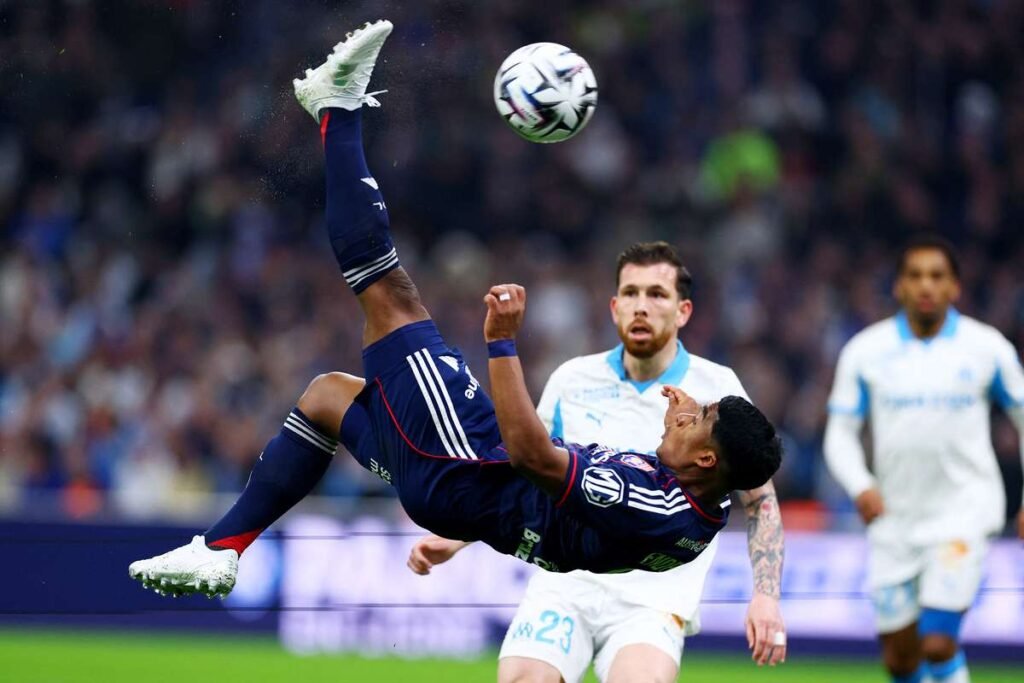Endrick brilha com duas assistências, mas Lyon amarga derrota na Ligue 1