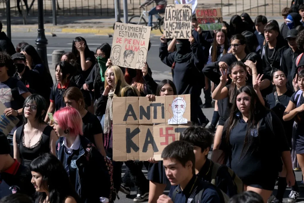 Estudantes Chilenos Mobilizam-se em Protesto Contra Medidas Neoliberais de Kast: Clamor por Justiça e Mudanças Sociais