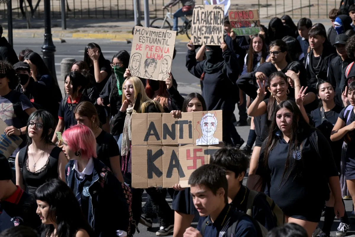 Estudantes Chilenos Mobilizam-se em Protesto Contra Medidas Neoliberais de Kast: Clamor por Justiça e Mudanças Sociais