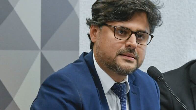 Ex-Estrategista Digital de Bolsonaro em 2018 Une Forças com Flávio para Impulsionar Pré-Campanha