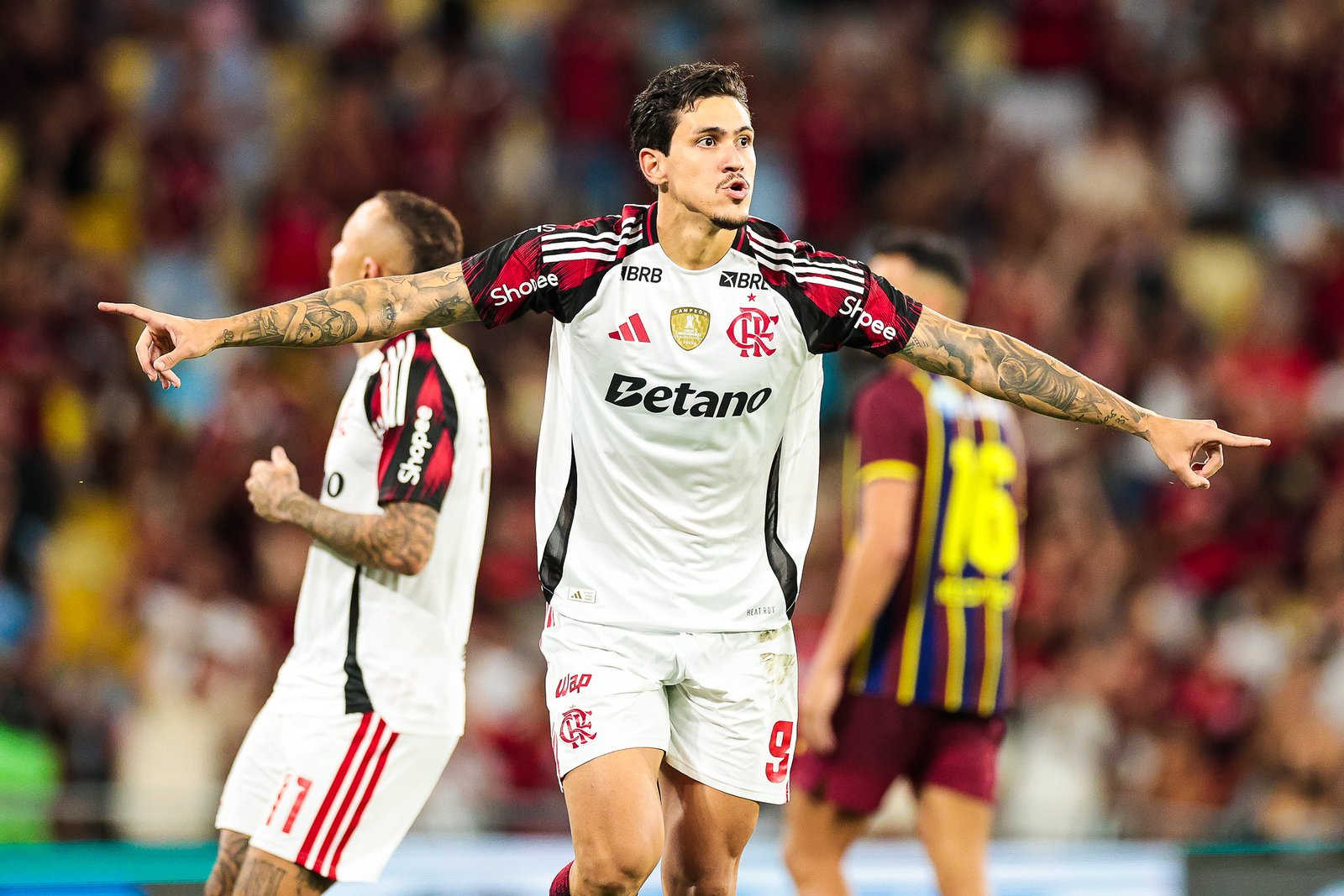 Flamengo Brilha no Maracanã: Vitória Arrasadora de 8 a 0 sobre o Oposição Garante Vaga na Final do Carioca