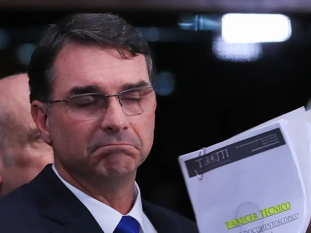 Flávio Apresenta PEC para Eliminar Reeleição Presidencial, Amparado por 30 Senadores em Movimento Histórico