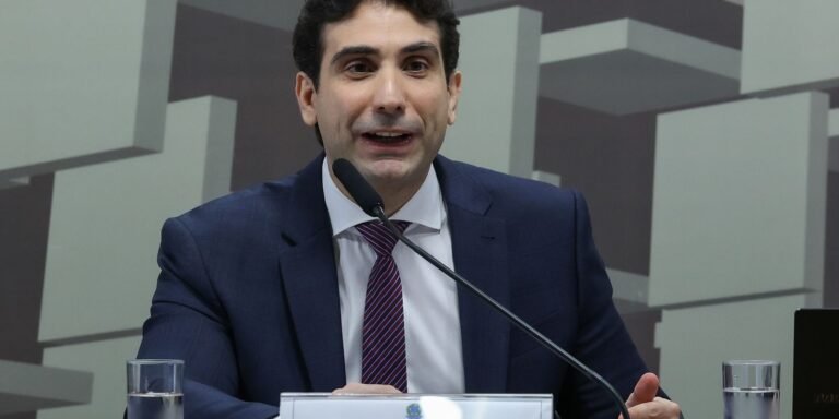 Galípolo: Brasil se Destaca por Resiliência Econômica Frente à Volatilidade Global