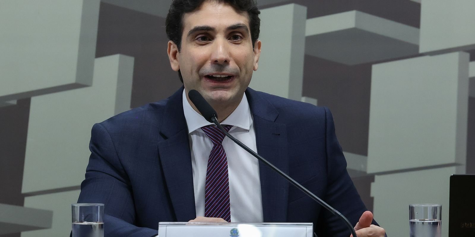 Galípolo: Brasil se Destaca por Resiliência Econômica Frente à Volatilidade Global