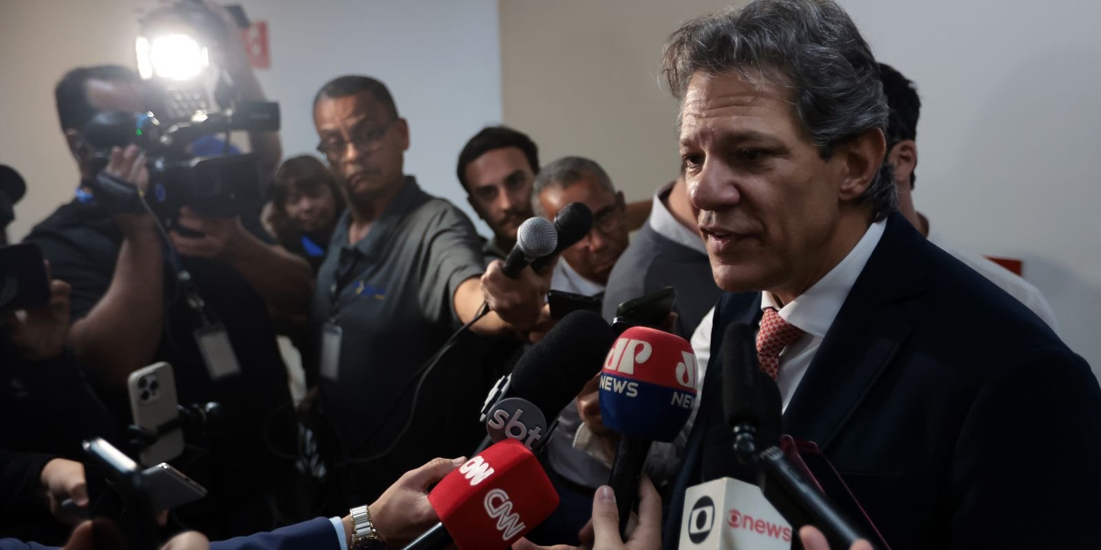 Haddad: Conflito Global Não Afetará a Economia Brasileira a Curto Prazo, Mas Riscos Persistem