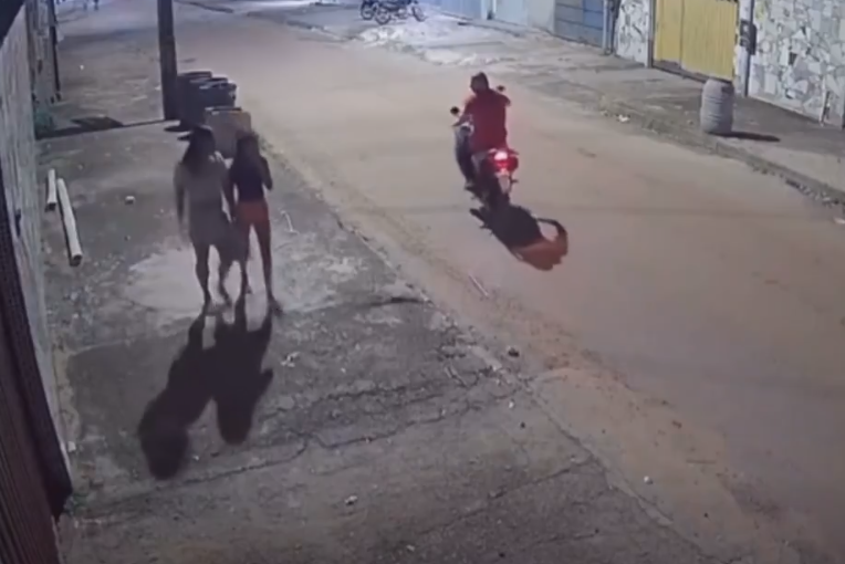 Homem Intimida Mãe Após Abordar Criança com Comentários Inapropriados