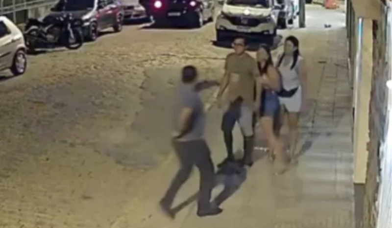Homem é Agredido Após Tentativa de Assalto com 'Arma de Dedo': Incidente Surpreendente em Plena Luz do Dia