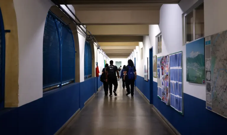 IBGE Revela: 40% dos Adolescentes Brasileiros Vivenciaram Bullying nas Escolas