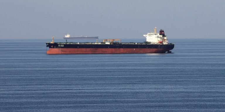 Irã Anuncia Liberação de Tráfego de Navios 'Não Hostis' no Estreito de Ormuz: Implicações para o Comércio Marítimo Global