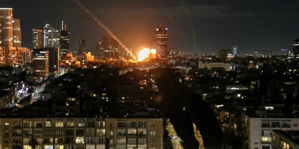 Irã Responde com Lançamento de Mísseis a Israel em Meio a Tensões sobre o Controle do Estreito de Ormuz