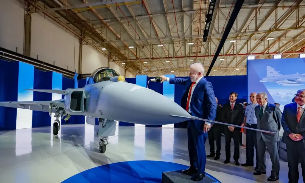 , Lula batiza primeiro caça Gripen produzido no Brasil