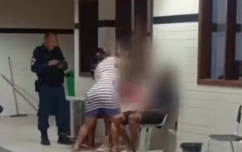 mãe agride filho em delegacia após ele ser apreendido por roubo