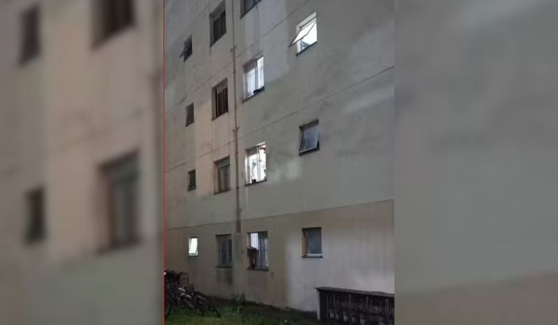 Mãe se joga do 2º andar de prédio com filha para fugir de agressão em SP