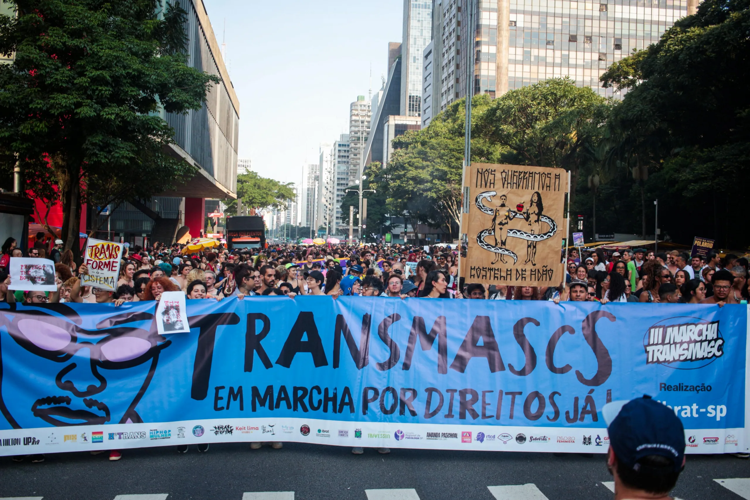 Participantes da 3º Marcha Transmasculina pedem respeito e visibilidade