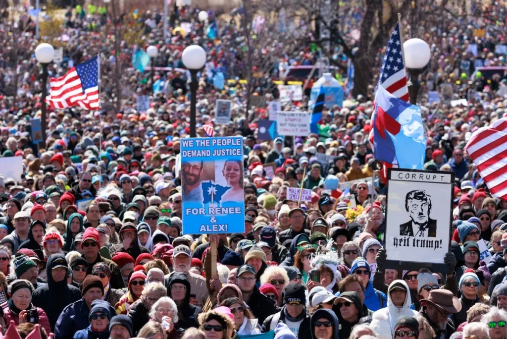 Manifestantes participam do ato “No Kings” em frente ao Capitólio de Minnesota, em Saint Paul, neste sábado (28), contra o governo de Donald Trump.