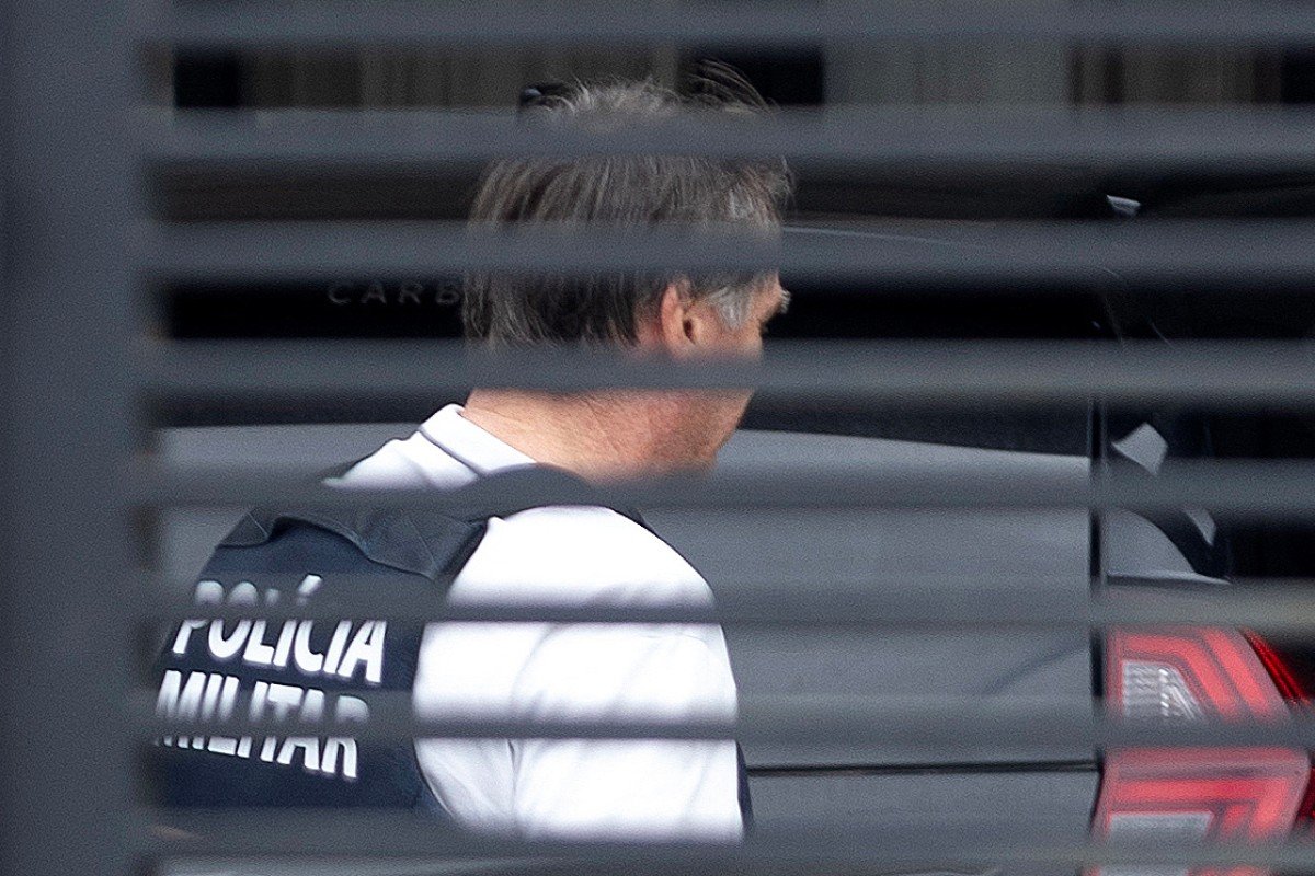 Moraes manda Bolsonaro explicar publicação de Eduardo para avaliar violação em domiciliar