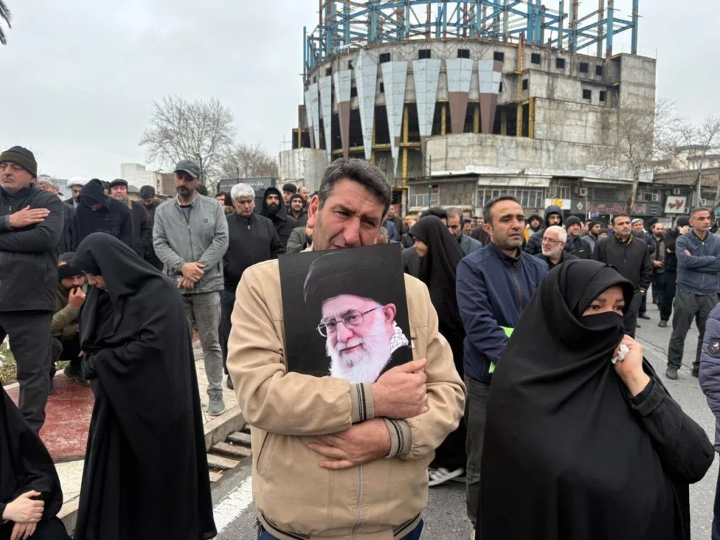 Multidões se Mobilizam no Irã para Homenagear Khamenei em Cerimônia de Luto Nacional