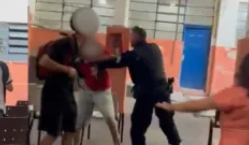 alunos que denunciavam abuso de professor são agredidos por PM